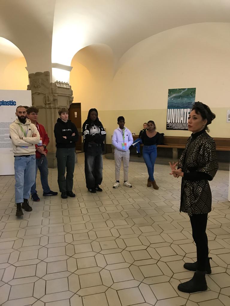 Führung der Ausstellung „UNWATER“ mit der Künstlerin Tainá Guedes von Entretempo Kitchen Gallery
